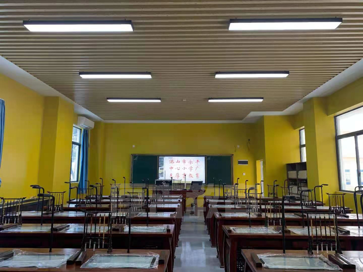 學校<a href='http://www.1860com.cn/chanpin/57-1.html' target='1' style='font-size:18px; font-weight:bold; color:#000000;'>書法室</a>