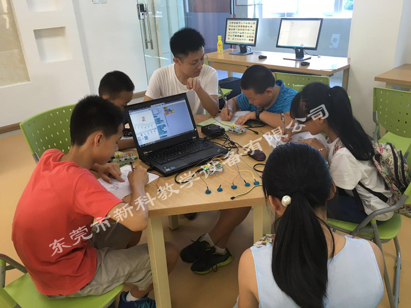 <a href='http://www.1860com.cn' target='1' style='font-size:14px; font-weight:bold; color:#0080ff;'>創客實驗室</a>