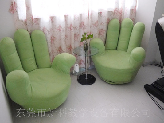 學(xué)校<a href='http://www.1860com.cn' target='1' style='font-size:14px; font-weight:bold; color:#0080ff;'>心理咨詢室</a>布置