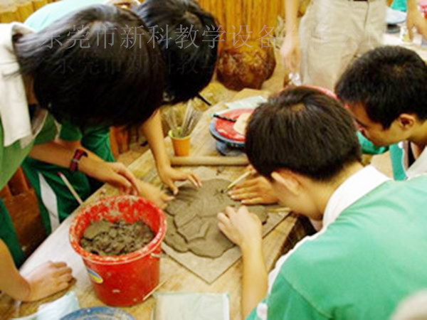 <a href='http://www.1860com.cn/chanpin/55-1.html' target='1' style='font-size:18px; font-weight:bold; color:#000000;'>陶藝功能室</a>2