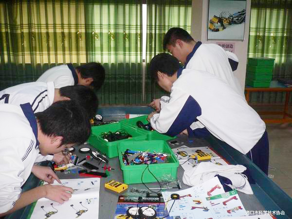 <a href='http://www.1860com.cn/chanpin/60-1.html' target='1' style='font-size:18px; font-weight:bold; color:#000000;'>機器人功能室</a>